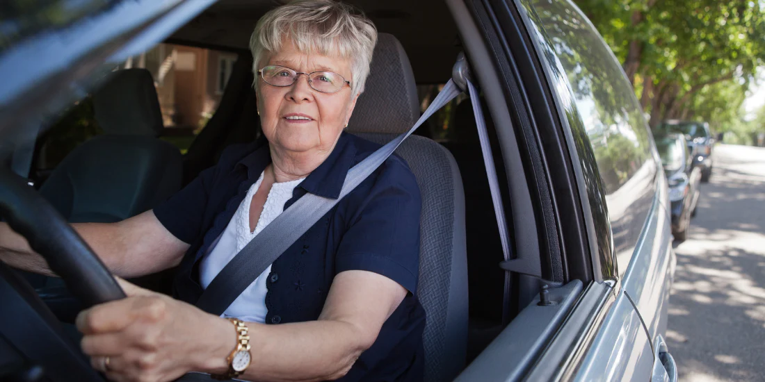 Ældre kvinde kører bil