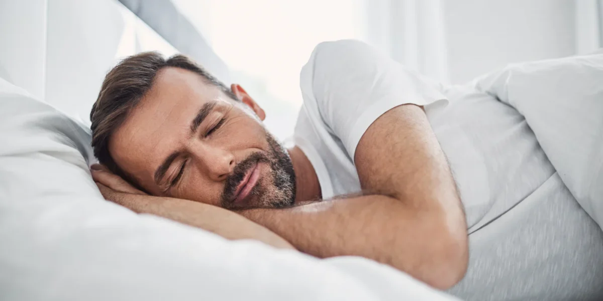 Mand sover roligt i sengen